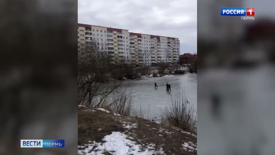 В микрорайоне Крым дети бегали на пруду по тонкому льду