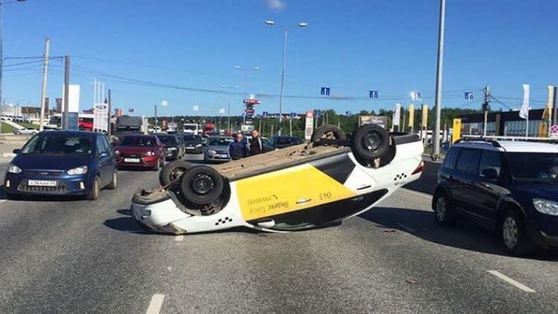 В Перми перевернулся автомобиль такси