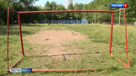 Жители просят привести в порядок стадион возле школы № 134