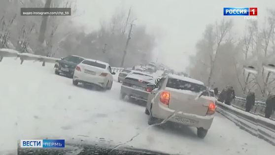 Вернувшаяся зима стала причиной пробки в Чусовом