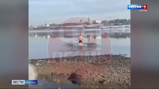 На городском пляже пермяк открыл купальный сезон