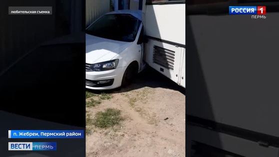 В Жебреях автобус впечатал легковушку в стену 