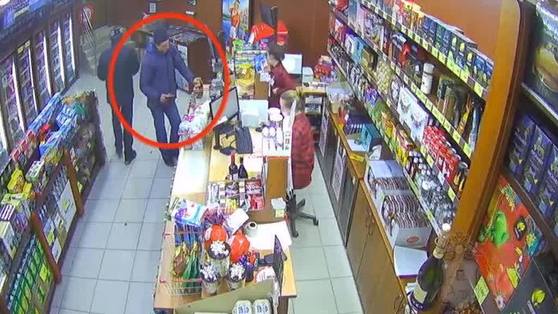 Полиция разыскивает подозреваемого в мошенничестве с использованием банковских карт