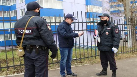 В Прикамье полицейские раздавали прохожим защитные маски