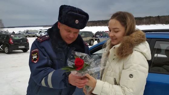 Сотрудники ГИБДД поздравили женщин- водителей с праздником