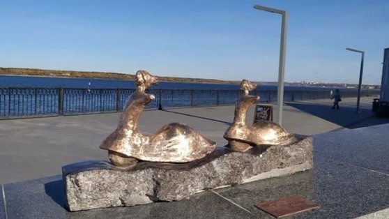  «Бабочка», «Мать и дочь», «Ангел» и «День рождения»: улицы Перми украсили 4 мини-скульптуры