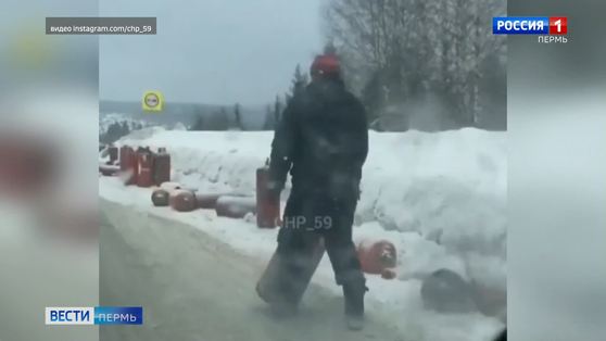 В результате ДТП по трассе разлетелись десятки газовых баллонов