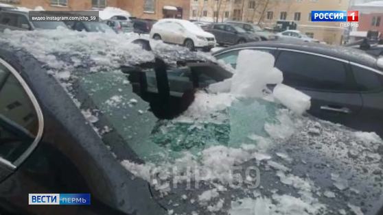 Зимняя оттепель: с крыш посыпались сосульки, протекли потолки