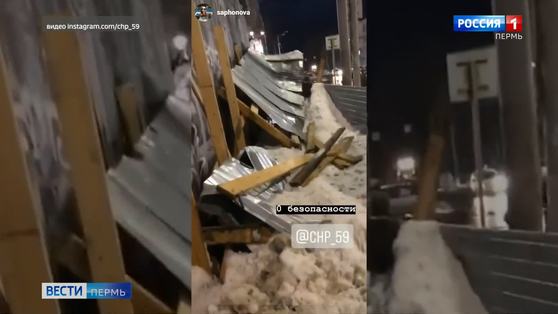 В центре Перми под тяжестью снега рухнул навес над пешеходным переходом