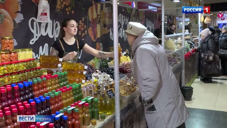 Гипер виват ярмарка. Ярмарка продуктов. Продавец леденцов на Ярмарке. Пермская ярмарка 2023.