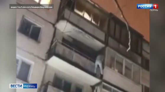 Неадекватный пермяк устроил "шоу" на балконах дома