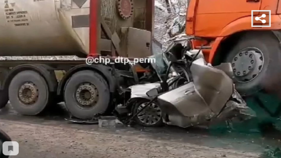 На трассе в Прикамье большегрузы смяли легковушку: один человек погиб