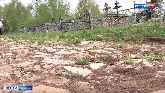 На Бахаревском кладбище дорогу вымостили разбитыми надгробиями 