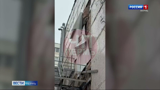 В Перми с дома ветром сорвало железную обшивку 