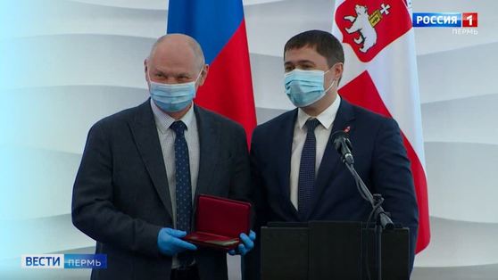 Дмитрий Махонин вручил благодарственные письма и награды главврачам больниц  