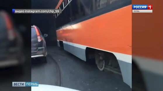 В Перми трамвай сошел с рельсов