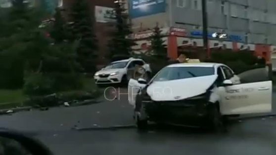 В Перми столкнулись две машины Яндекс.Такси