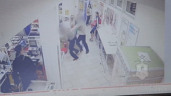 В Перми спор двух посетителей супермаркета о правилах этикета закончился ударом отвертки в спину