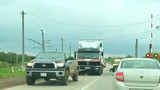 В Прикамье джип вытянул фуру, сломавшуюся на железнодорожном переезде