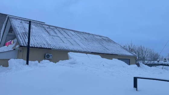 В Горнозаводске глыба снега упала на троих школьников
