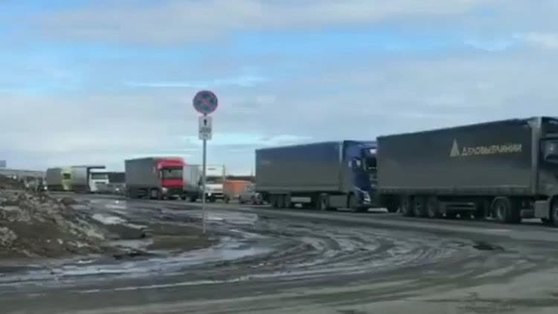 "Ямы по колено": на трассе Пермь-Ижевск образовалась огромная пробка