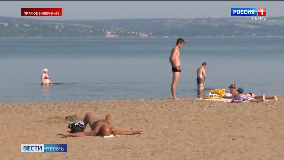 Пермяки спасаются от жары на закрытых пляжах