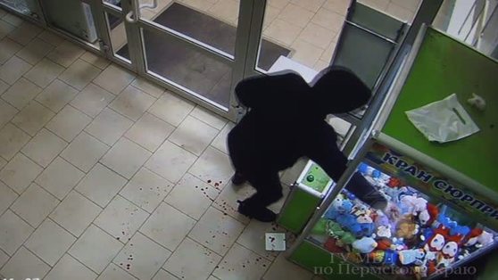 В Кунгуре трое мужчин обокрали автомат с игрушками 