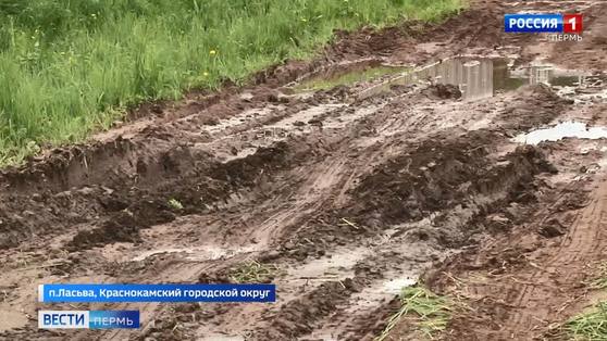 "Дорога или бездорожье?": у жителей поселка и чиновников разный взгляд на состояние улицы 