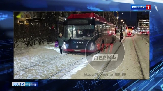 В Перми на улице Белинского автобус вылетел на трамвайные пути