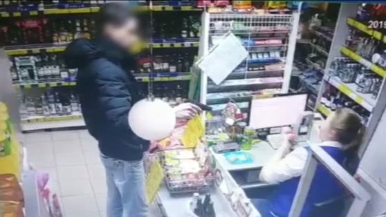 "Забрал алкоголь, сок и два киндер-сюрприза". За разбойное нападение на продавца пермяк отправился в колонию на три года