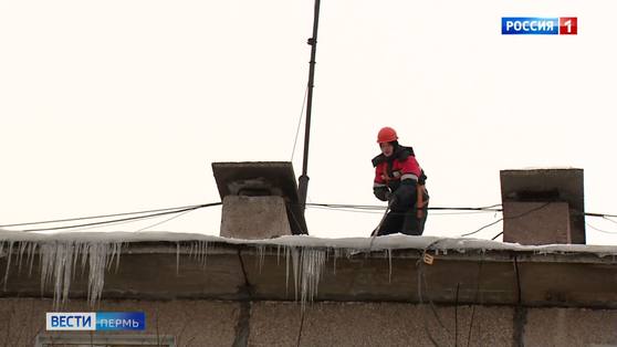 Кудымкар борется с наледью и сосульками в авральном режиме