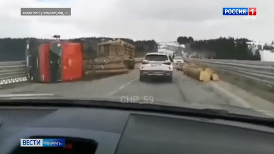 На обходе Полазны перевернулся лесовоз