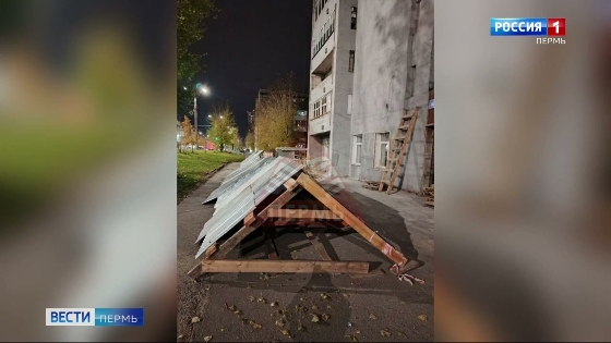 В Перми порывом ветра снесло строительную конструкцию