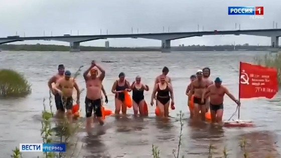 Пермские моржи  устроили праздничный заплыв в День Победы