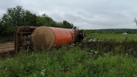 Под Кунгуром снова опрокинулась автоцистерна с нефтью