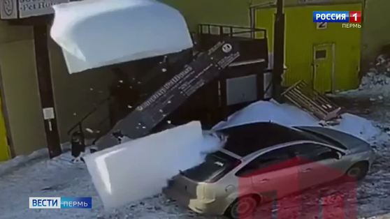 В Перми на машину рухнули глыбы снега