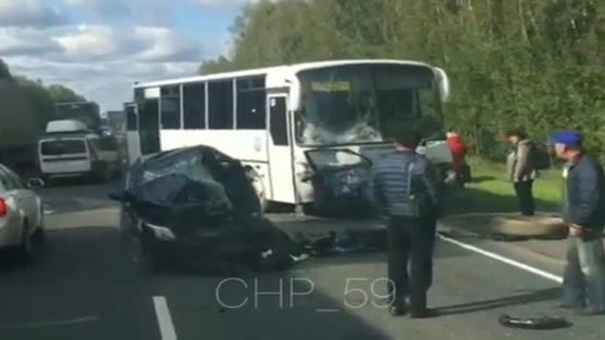 На трассе Пермь-Екатеринбург иномарка врезалась в автобус: погибла женщина