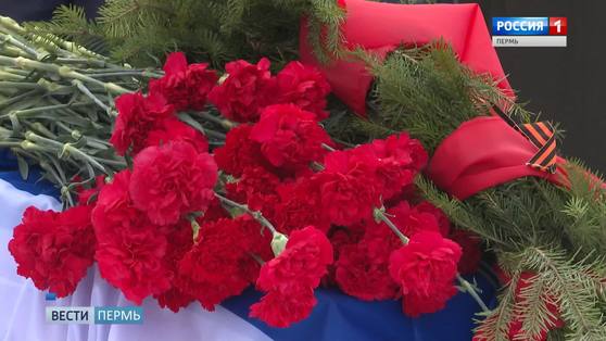 Пермяки несут цветы к мемориалу в память о погибших при теракте в «Крокус Сити Холл» 