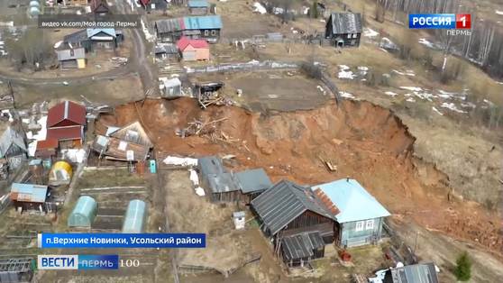 В деревне Верхние Новинки оползень снес несколько домов