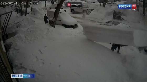 В СК возбудили три уголовных дела после падений снежных глыб на людей