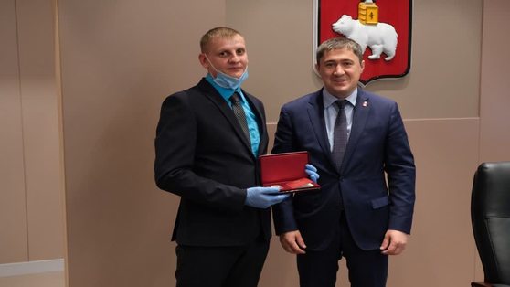 Глава Прикамья вручил награду пермяку, который спас из горящего дома четырех человек