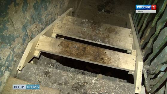 В доме на Ямпольской,14 починят лестницу и откачают воду из подвала