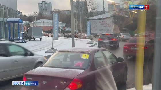 Причиной серьезного дорожного затора в Мотовилихе стали работы на сети водоотведения