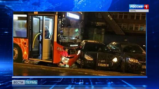 В Перми "Волгобас" без водителя протаранил припаркованные автомобили
