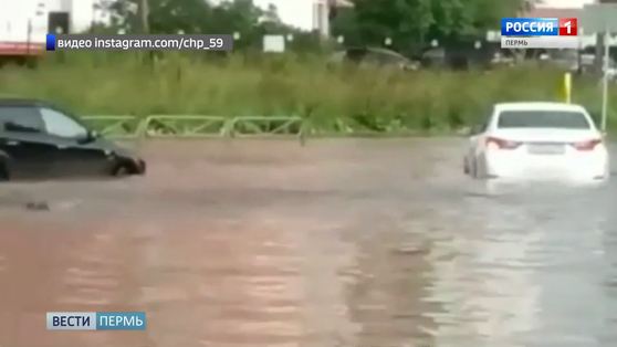 Обрушившаяся на Пермь гроза стала причиной потопа в центре города