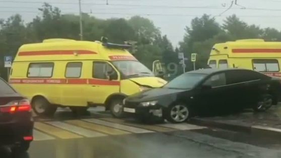 В центре Перми автомобиль скорой попал в аварию