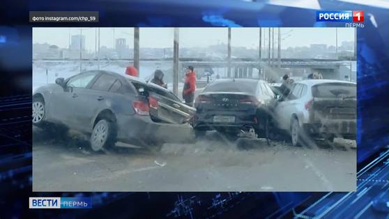 На шоссе Космонавтов произошла массовая авария