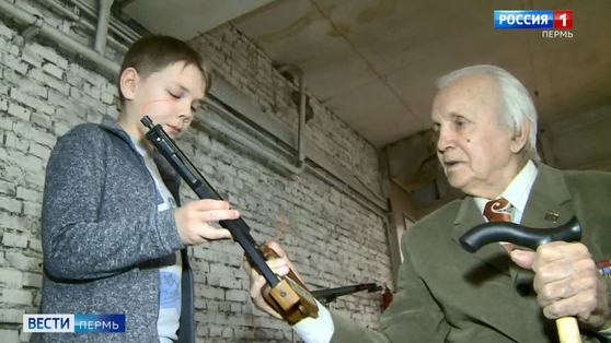 91-летний мастер спорта СССР по стрельбе дал урок пермским школьникам 