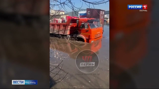 Гигантская лужа на ул. Деревообделочной образовалась из-за повреждения коллектора