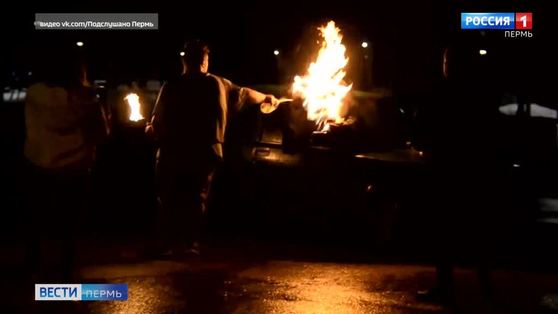В полиции начали проверку инцидента с горящим автомобилем у мэрии Перми
